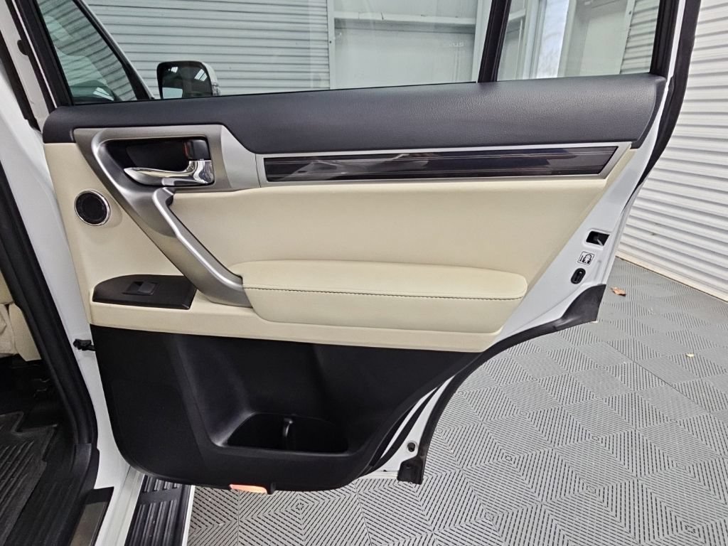 Used 2023 Lexus GX 460 Premium w/ Accessory Package AWD/4WD image 38