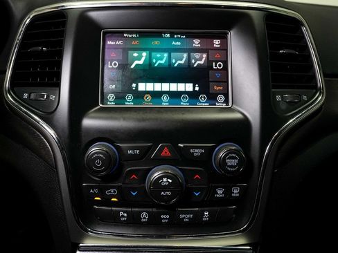 Used 2018 Jeep Grand Cherokee Laredo RWD image 13