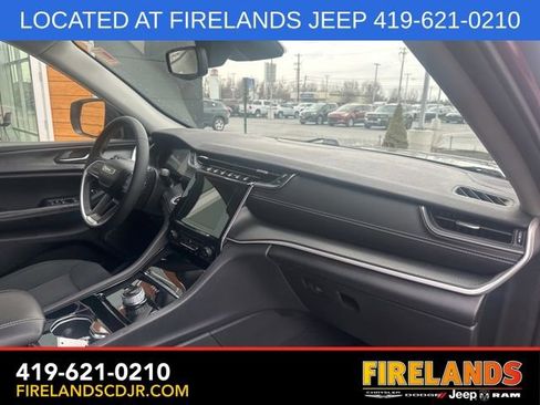 Used 2023 Jeep Grand Cherokee Laredo image 14