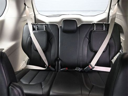 Used 2024 Chrysler Pacifica Touring-L image 18