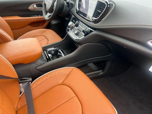 New 2026 Chrysler Pacifica Pinnacle image 17