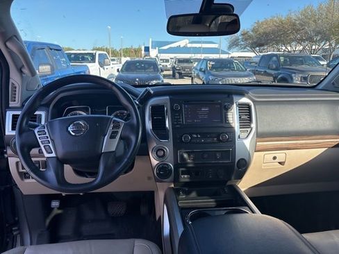 Used 2017 Nissan Titan SL image 11