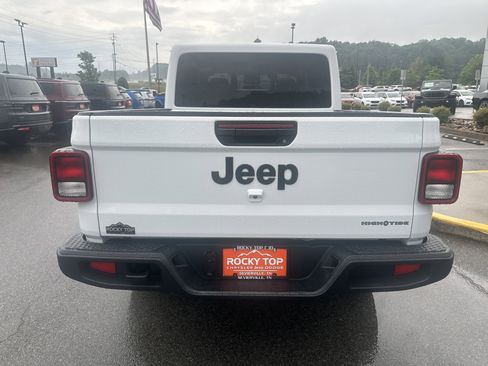 Used 2025 Jeep Gladiator Sport AWD/4WD image 9