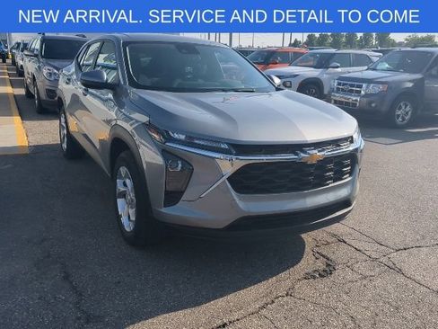 Used 2024 Chevrolet Trax LS w/ LS Convenience Package FWD image 8