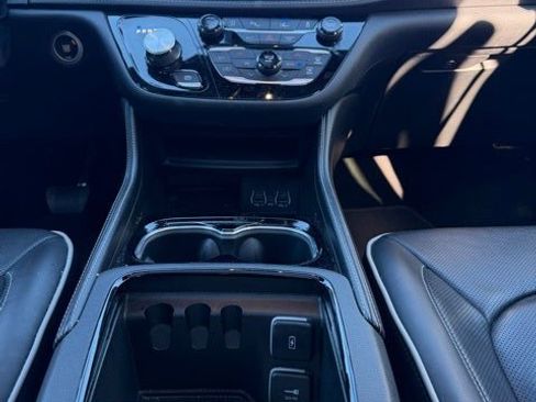 Used 2025 Chrysler Pacifica Limited image 7