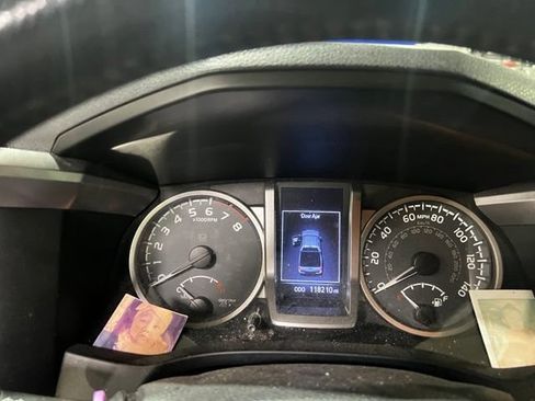 Used 2018 Toyota Tacoma 2WD Double Cab image 9