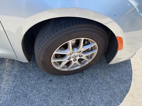 Used 2024 Chrysler Pacifica Touring-L image 8