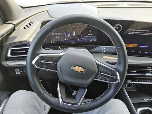 Used 2026 Chevrolet Traverse LT w/ Driver Confidence Package FWD image 8