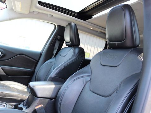 Used 2020 Jeep Cherokee Limited image 17