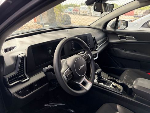 Used 2025 Kia Sportage LX FWD image 32