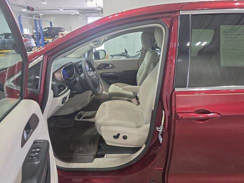 Used 2017 Chrysler Pacifica Touring FWD image 19