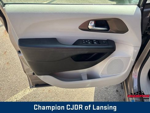Used 2018 Chrysler Pacifica LX FWD image 14