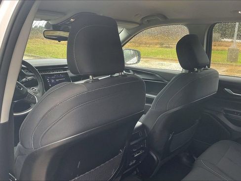 Used 2023 Jeep Grand Cherokee Laredo image 32