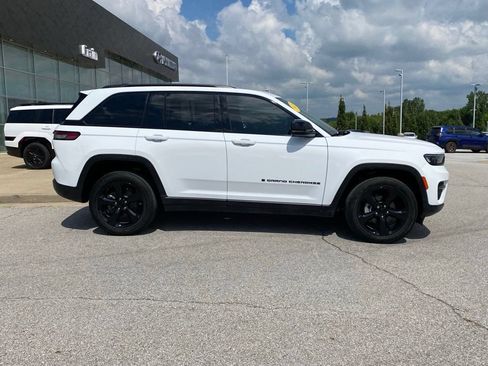 Used 2023 Jeep Grand Cherokee Altitude AWD/4WD image 9