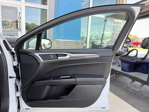 Used 2018 Ford Fusion SE w/ Equipment Group 602A FWD image 19