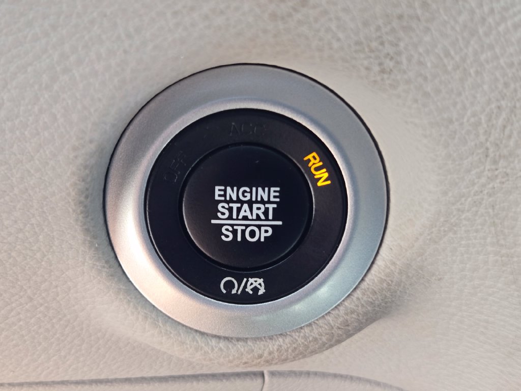 Used 2024 Chrysler Pacifica Limited FWD image 19