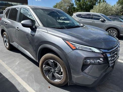 Used 2025 Nissan Rogue SV AWD/4WD image 2