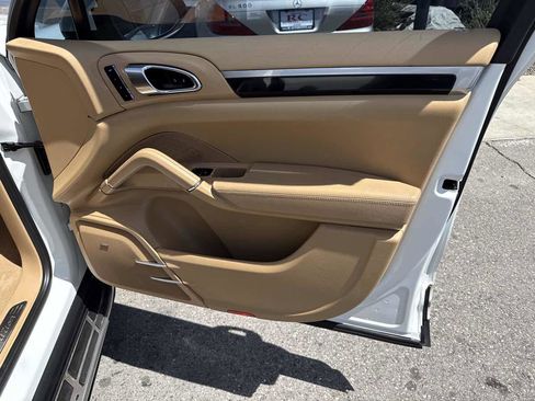 Used 2014 Porsche Cayenne Diesel Platinum Edition AWD/4WD image 24