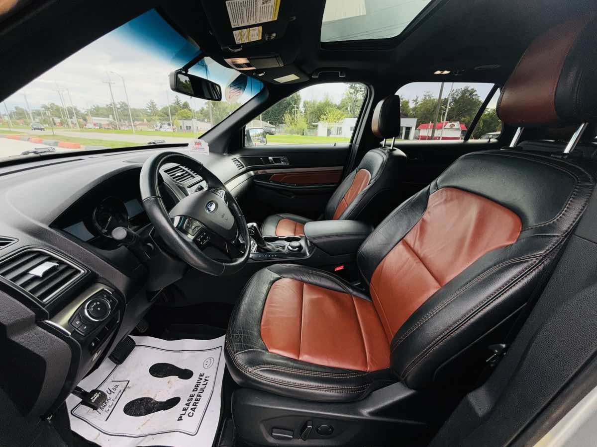 Used 2019 Ford Explorer XLT w/ Equipment Group 202A AWD/4WD image 30