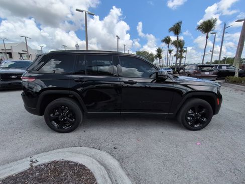 Used 2023 Jeep Grand Cherokee Limited w/ Black Appearance Package AWD/4WD image 4