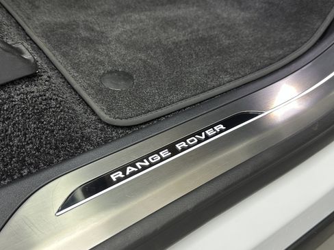 Used 2025 Land Rover Range Rover Long Wheelbase SE image 47