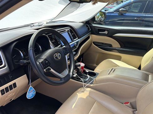 Used 2016 Toyota Highlander XLE FWD image 4