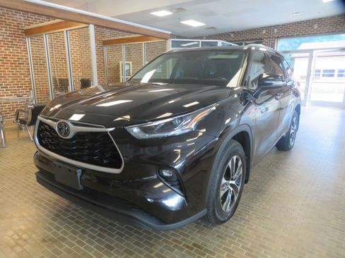 Used 2021 Toyota Highlander XLE AWD/4WD image 1