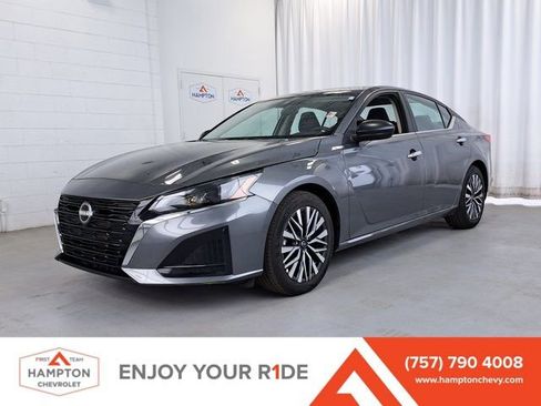 Used 2025 Nissan Altima 2.5 SV FWD image 1