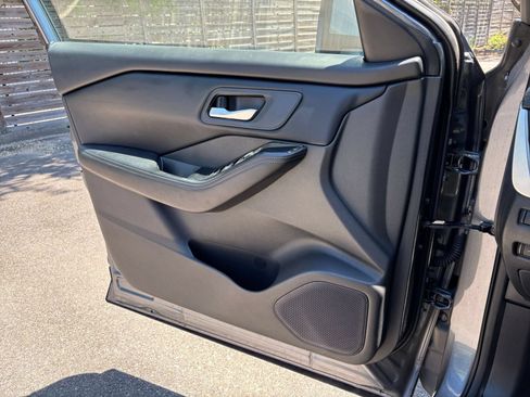 Used 2025 Nissan Rogue SV FWD image 18