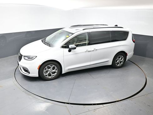 Used 2023 Chrysler Pacifica Limited image 48