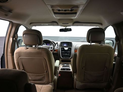 Used 2014 Chrysler Town & Country Touring image 39