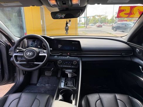 Used 2025 Hyundai Elantra Limited FWD image 17