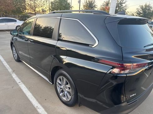 Used 2026 Toyota Sienna LE FWD image 4