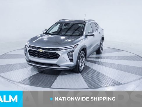 Used 2025 Chevrolet Trax LT w/ LT Convenience Package FWD image 2