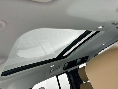 Used 2025 Land Rover Defender 110 X-Dynamic SE image 14