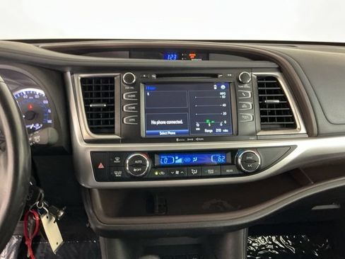 Used 2017 Toyota Highlander Plus AWD/4WD image 18