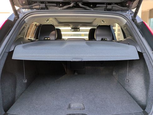 Used 2025 Volvo XC40 B5 Core image 33