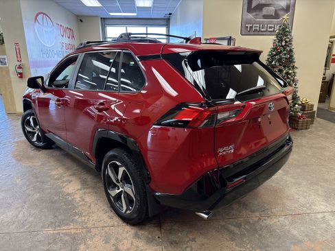 Used 2024 Toyota RAV4 SE w/ Weather & Moonroof Package image 9