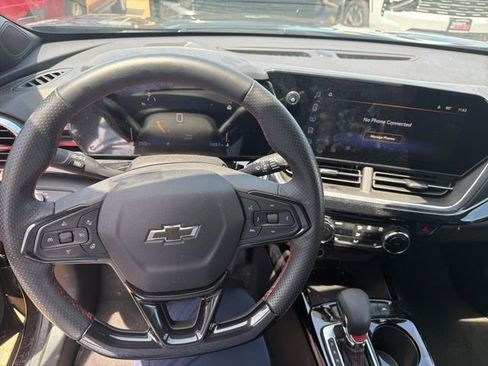Used 2025 Chevrolet Trax RS FWD image 9