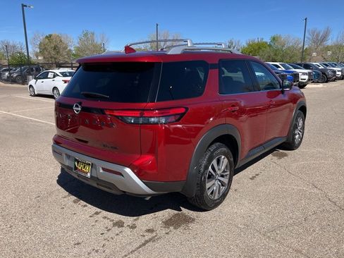 Used 2025 Nissan Pathfinder SL w/ Black Appearance Package image 5