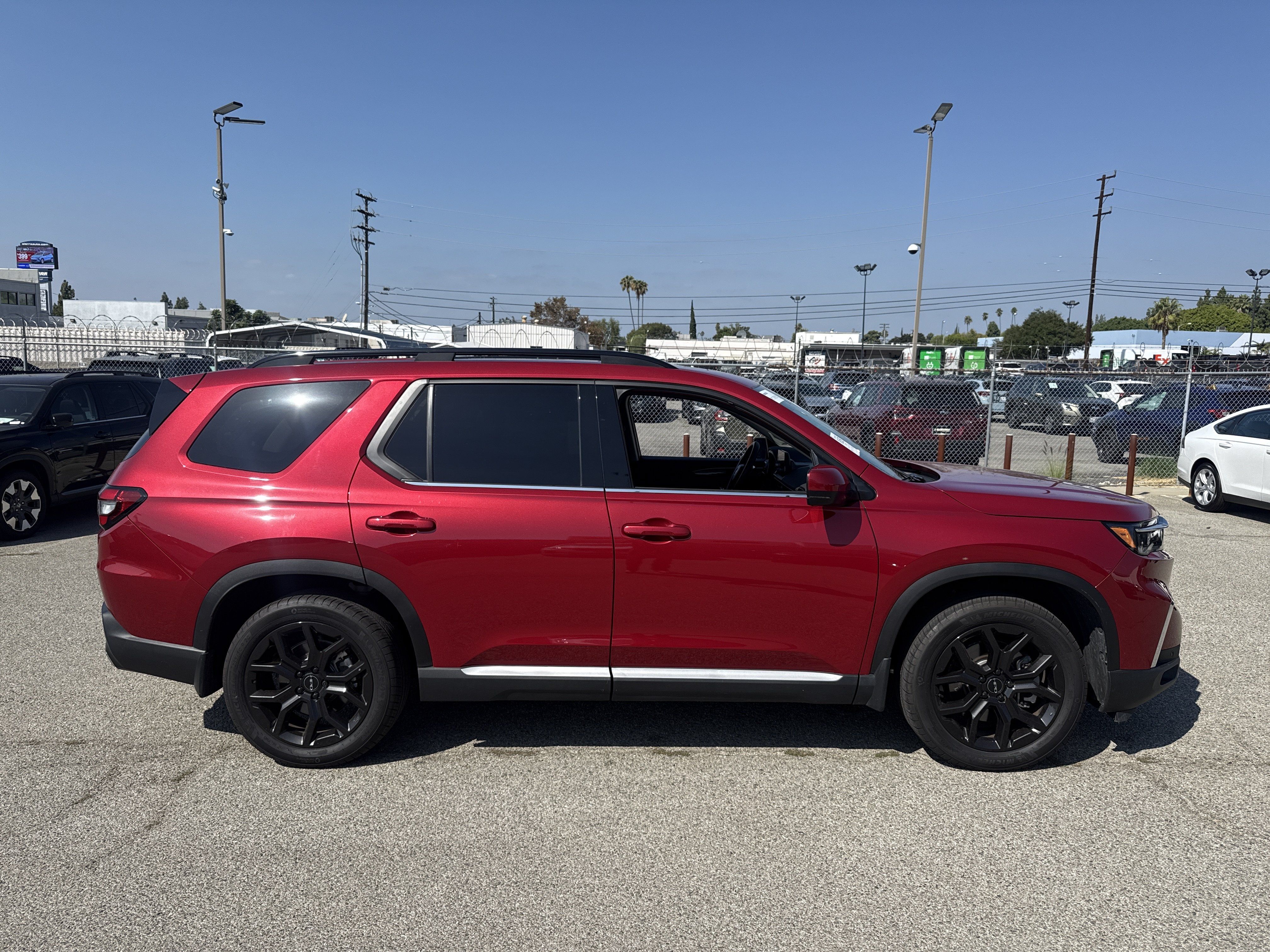 Used 2025 Honda Pilot Touring image 2