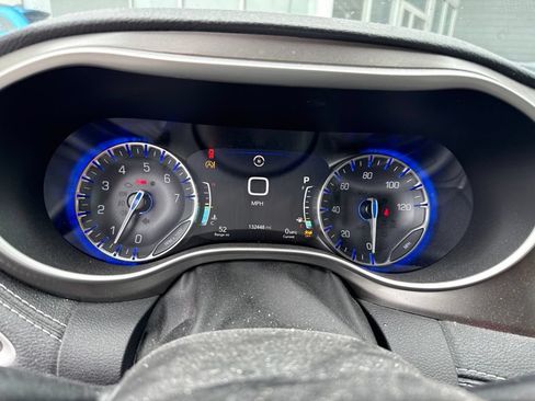 Used 2021 Chrysler Pacifica Touring-L FWD image 6