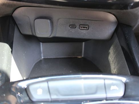 Used 2025 Chevrolet Trax LT w/ LT Convenience Package image 41