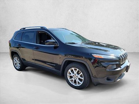 Used 2017 Jeep Cherokee Latitude w/ Safety/Convenience Group FWD image 3