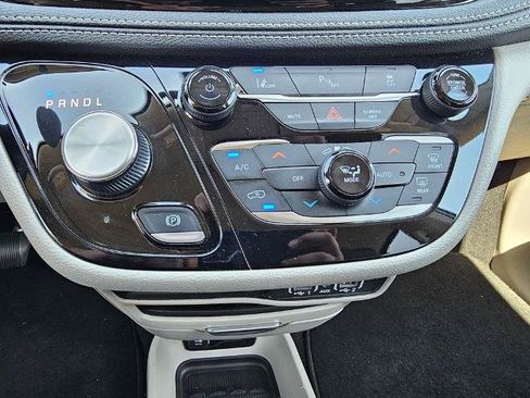 Used 2023 Chrysler Pacifica Touring-L FWD image 24