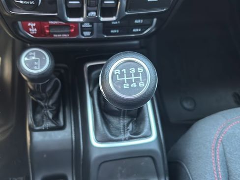 Used 2025 Jeep Wrangler Unlimited Rubicon AWD/4WD image 24