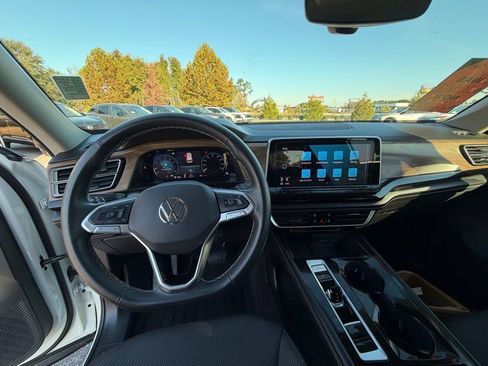 Used 2024 Volkswagen Atlas SE image 19