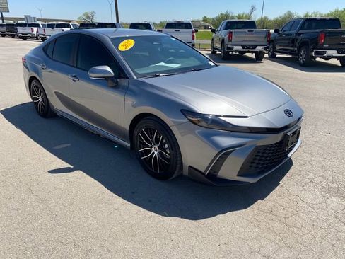 Used 2025 Toyota Camry SE w/ Convenience Package image 8