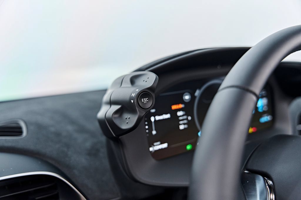 Used 2025 McLaren Artura Spider RWD image 73