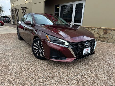 Used 2023 Nissan Altima 2.5 SV image 1
